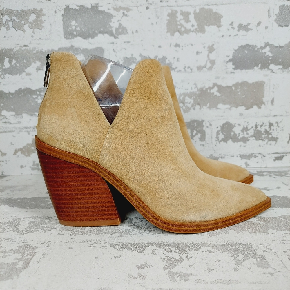 NEW Vince Camuto Gigietta Tan Suede Block Heel Pointed Toe Ankle Boots I41 - Picture 4 of 13